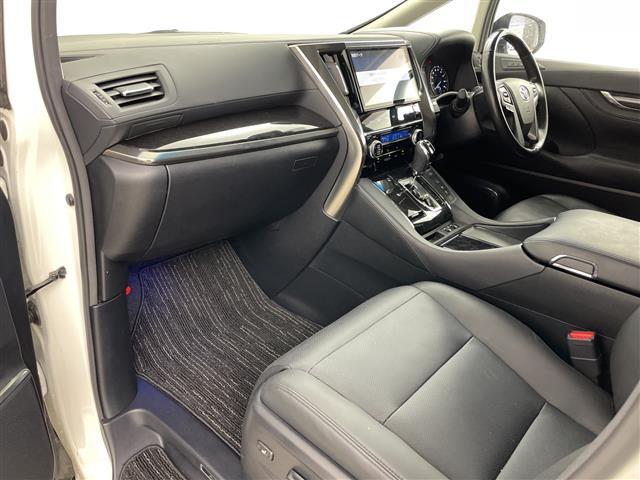 【フロアマット】車内を綺麗に保つのには必須のアイテムです。当店ではフカフカな新品マットも絶賛取り扱い中！ぜひご相談くださいませ。