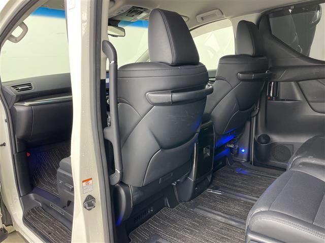 【後部座席】後席もゆったりドライブを楽しめます。内外装はプロこだわりのクリーニングで清潔なおクルマでご納車させていただきます！店舗での現車確認も承っています！