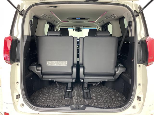 【トランク】積み込みやすくて、たっぷり積める荷室です。シートアレンジできるものは、乗車人数と荷物の量や大きさによってシートを動かすことができるので、より快適なドライブが可能です！