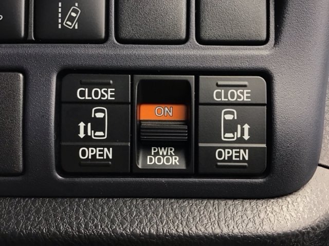 狭い所でも乗り降り楽々な両側電動スライドドアです！