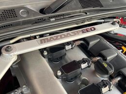 【マツダスピード製タワーバー】お車の剛性を高めるタワーバーを装備。よりスムーズなコーナリング走行が可能となり、走りも楽しめます。
