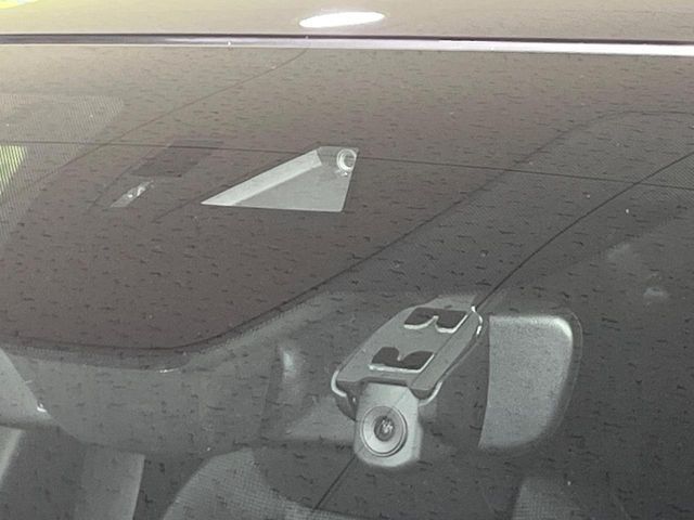 【スマートブレーキサポート】走行中に前方の車両等を認識し、衝突しそうな時は警報とブレーキで衝突回避と被害軽減をアシスト。より安全にドライブをお楽しみいただけます。