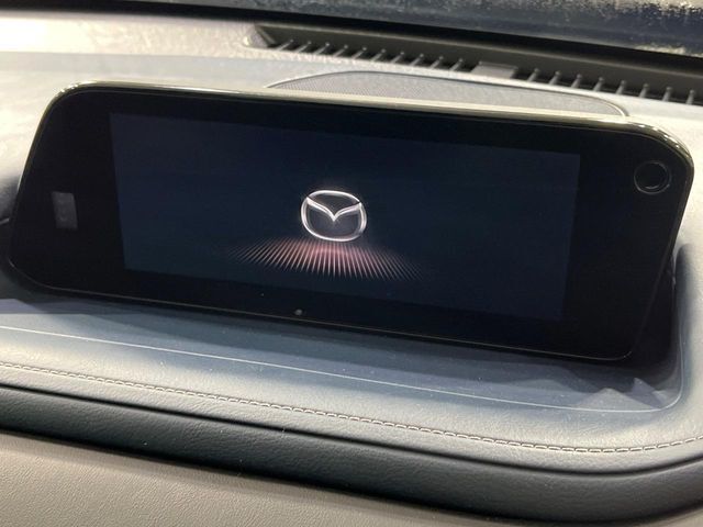 【8.8インチマツダコネクト】車内の雰囲気にマッチした大型のディスプレイ。スマホ接続でのナビ使用やBluetooth再生等、様々な機能が楽しめます。直感的なダイヤル操作が可能で、使い勝手も良好です。