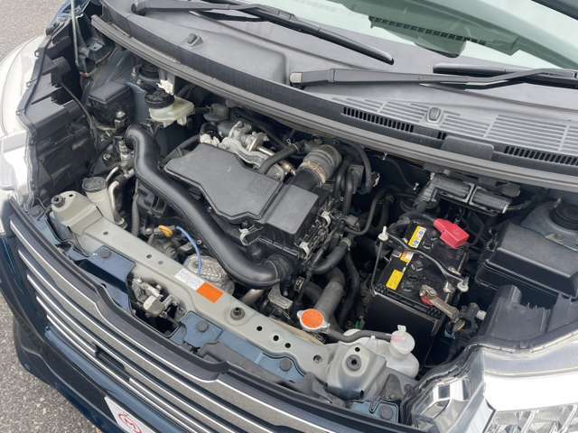 エンジンルームも綺麗な状態が保たれております！納車時には、エンジンオイル・オイルエレメントなどの消耗品を交換整備し、納車させて頂きます。