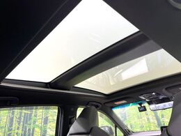 【ガラスルーフ】ガラスルーフ搭載で車内の解放感が一気にアップ！開放的なドライブをお楽しみいただけます。