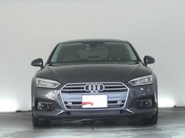 AUDIの特徴シングルフレームグリルは力強さとエレガントな雰囲気を醸し出します。