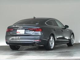 AUDIデザインはリアビューもエレガントで存在感があり、LEDを使ったテールランプも視認性高くデザイン的アクセントになってます。