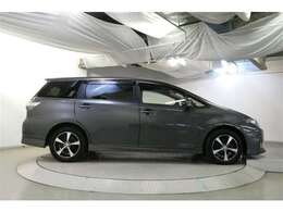 後席ガラスは色付きガラスとなっております。直射日光の緩和やエアコンの効きにも影響し、プライバシーの保護にもなっています♪