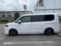 SUVを中心にトヨタ認定中古車を80台程展示しております。当社オリジナルのカスタムカーも多数ございます。