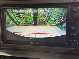 【バックカメラ】駐車時に後方がリアルタイム映像で確認できます。大型商業施設や立体駐車場での駐車時や、夜間のバック時に大活躍！運転スキルに関わらず、今や必須となった装備のひとつです！