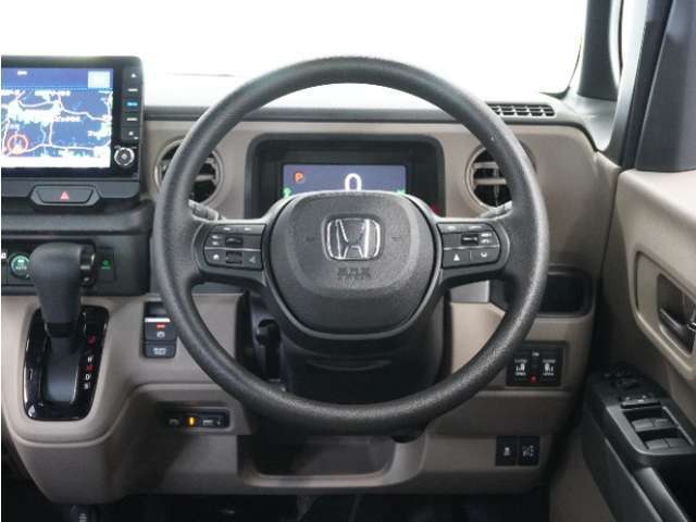 【Honda SENSING】 カメラ等装置で精度の高い検知能力を発揮、安全運転を支援します。ステアリング上のコントローラーに注目！