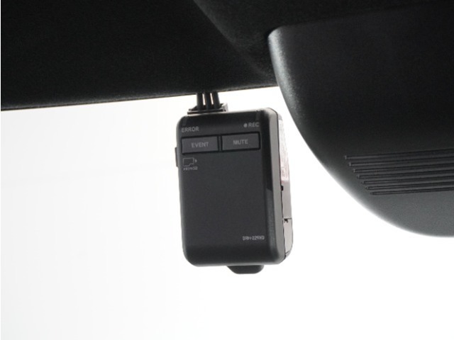 ◆ドライブレコーダー◆映像・音声などを記録する自動車用の装置です。　もしもの事故の際の記録はもちろん、旅行の際の思い出としてドライブの映像を楽しむことができます。