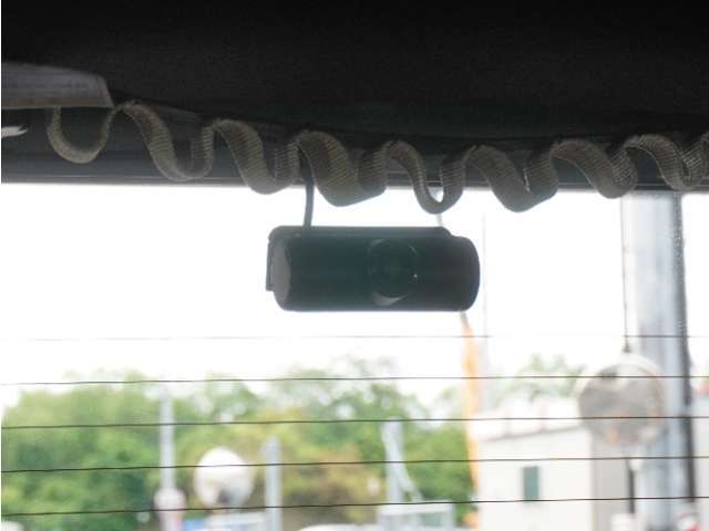この車にはリアにもドライブレコーダーを装備しております◆映像・音声などを記録する自動車用の装置です。　もしもの事故の際の記録はもちろん、旅行の際の思い出としてドライブの映像を楽しむことができます。