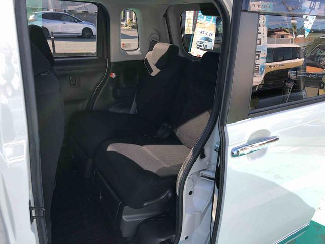 リヤシートも足元広々空間