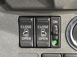【両側パワースライドドア】スマートキーや運転席のスイッチで後席両側スライドドアの開閉が可能♪電動だから力を入れてドアを開ける必要が無く、小さなお子様でも簡単に開け閉めでき快適です♪