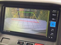 【バックカメラ】駐車時に後方がリアルタイム映像で確認できます。大型商業施設や立体駐車場での駐車時や、夜間のバック時に大活躍！運転スキルに関わらず、今や必須となった装備のひとつです！