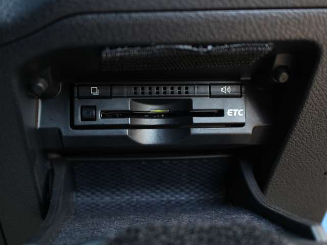 ETCももちろん装備！いまや無い車はないのではないかというくらいですがこちらも例外ではなく装備されております！後からつける手間もお金もかからず高速もスイスイなので友達・家族と遠出も楽しくなるはずです