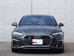 ●一目でAudiとわかる特徴的なシングルフレームグリル・LEDランプ。精悍なフロントマスクからAudiのスマートで上品なブランドを連想させてくれます。女性にも大変ご好評頂いております。