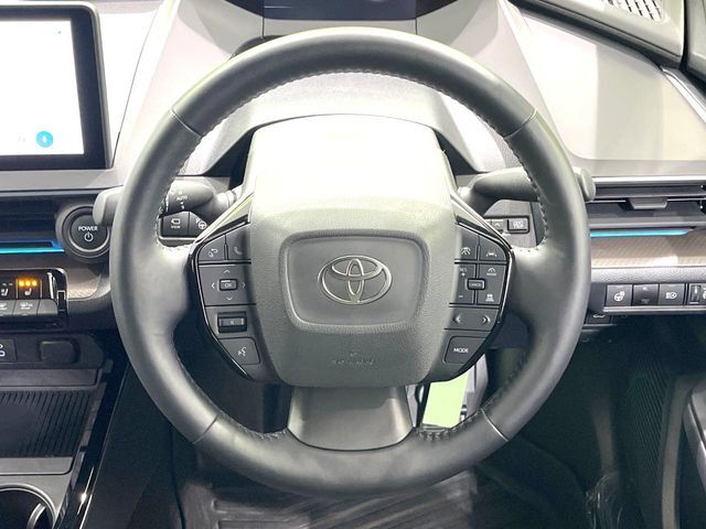 【ステアリングヒーター】冬場に冷たくなりやすい革巻きステアリングを、スイッチ一つで素早く適温に！エアコンよりも早く温まってくれるので、寒い日の運転も快適になりますね♪