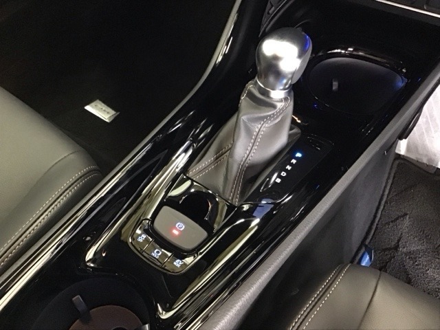 発進時から滑らかに加速する無段階変速のCVTはストップ/ゴーの多い街の中も快適です