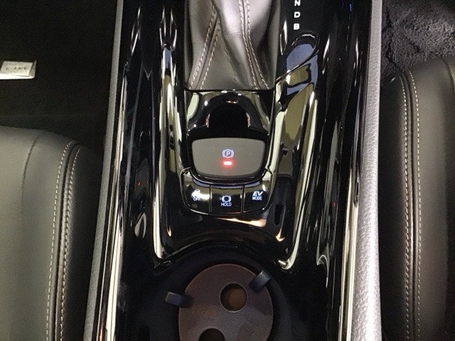 パーキングブレーキはスマートな電子制御式と合わせて渋滞時等にブレーキペダルから足を離しても停車状態を保持してくれるオートブレーキホールド機能で運転が楽になります。スタートはアクセルペダルを踏むだけ