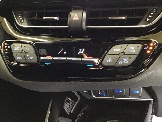 運転席/助手席シートヒーターで寒い日もすぐに温かくなり快適に過ごせます。3段階の温度調整が可能です
