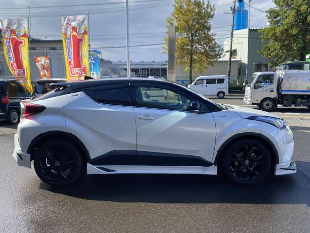 ご納車後のアフターフォローも充実！！定期点検などで異音や異常が無いかを国家資格を持った整備士が厳しく検査致します。その他にも、小さなキズはもちろん、大きな歪みやヘコミまで対応できる大型板金工場も完備！