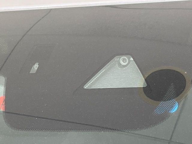 【スマートシティブレーキサポート】低速走行中に前方の車両等を認識し、衝突しそうな時は警報とブレーキで衝突回避と被害軽減をアシスト。より安全にドライブをお楽しみいただけます。
