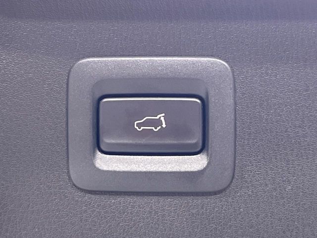 【パワーバックドア】スマートキーや運転席のボタンを押すだけでリアゲートが自動で開閉します！荷物を持っている時や、高い位置にあるバックドアを閉める際に便利な機能です♪