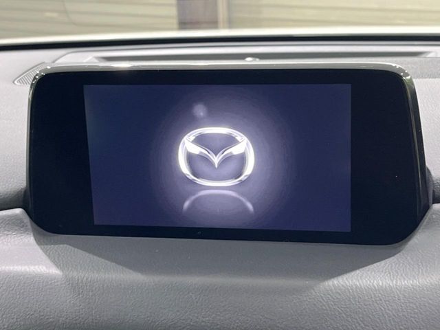 【マツダコネクトナビ】車内の雰囲気にマッチした一体型タイプのナビ。各種車輌設定やBluetooth再生等、様々な機能が楽しめます。直感的なダイヤル操作が可能で、使い勝手も良好です。