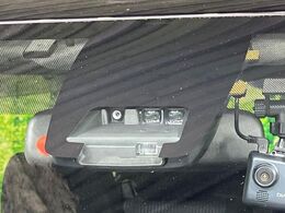 【トヨタセーフティセンス】走行中に前方の車両等を認識し、衝突しそうな時は警報とブレーキで衝突回避と被害軽減をアシスト。より安全にドライブをお楽しみいただけます。