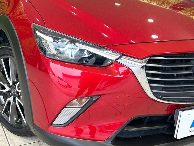 【LEDヘッドライト】悪天候や夜間走行時も良好な視界を確保し安心して運転できる高輝度LEDヘッドライトを装備！点灯速度が早く、消費電力も抑えられています。