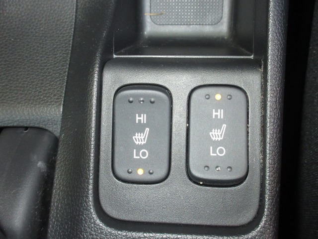 運転席＆助手席シートヒーターが付いてます。寒い冬でもスイッチONで座面をあたたかくして、ドライブをさらに快適にしてくれます。HIとLOの2段階に温度設定が可能です。