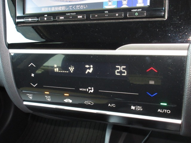 操作部に静電式タッチパネルを採用したフルオート・エアコンディショナー。Honda インターナビ同様、スマートフォン感覚の直感操作を実現しています。