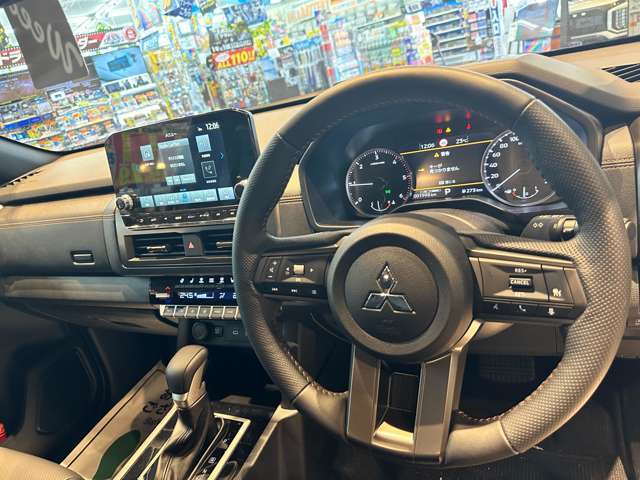 本革ステアリング。
