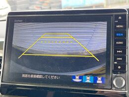 【バックカメラ】駐車時に後方がリアルタイム映像で確認できます。大型商業施設や立体駐車場での駐車時や、夜間のバック時に大活躍！運転スキルに関わらず、今や必須となった装備のひとつです！