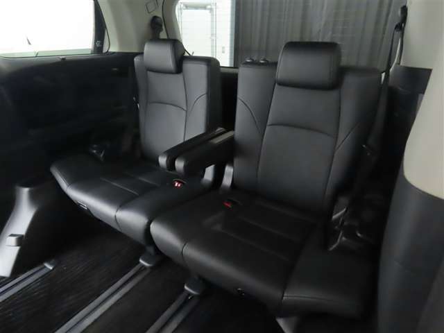 便利な5：5分割可倒式シートです。収納と乗車人数のバランスに優れています♪荷物の大きさに応じたラゲージスペースをフレキシブルに作り出せるので、シーンに応じた使い方ができます♪