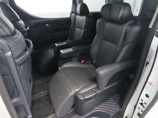 後席は、膝元に十分なスペースを確保！さらにフラットな後席フロアによって足元空間も広々として、ゆとりがあります！室内も専門のスタッフによる清掃済みでキレイです♪是非一度ご覧ください！