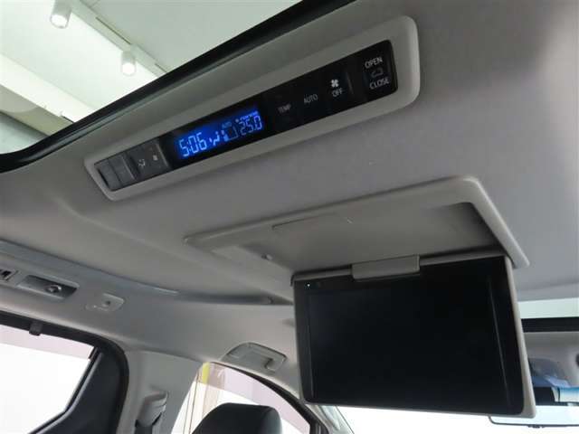 後席モニター装備：セカンドシート・サードシートにご乗車の方は、ドライブ中も天井部についているモニターでTV等をお楽しみ下さい♪♪使用しない時は、画面を天井部分に格納できます！