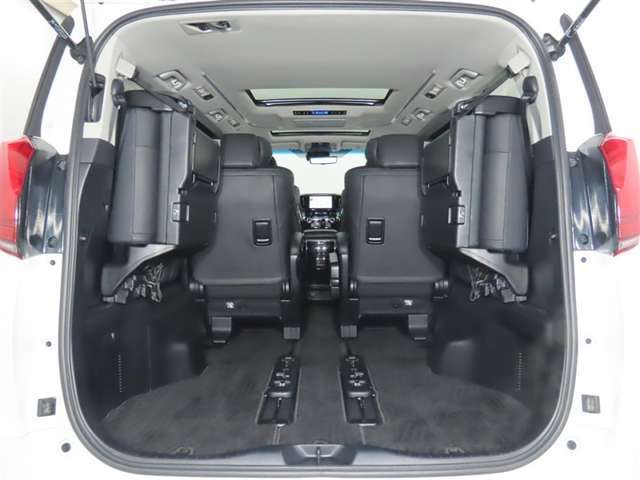 大きな開口幅で荷物を出し入れしやすいのが魅力のラゲージスペースです！リヤシートのシートバックの工夫で、更に積載容量が広くなり、よりたくさんの荷物の収納・長尺の荷物の収納が可能になります♪