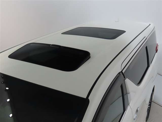 サンルーフ装備：晴れの日に開けていると凄い開放感が！雨の日や曇りの日でもサンシェードを開ければ、室内が明るくなり気分も晴れやかに！