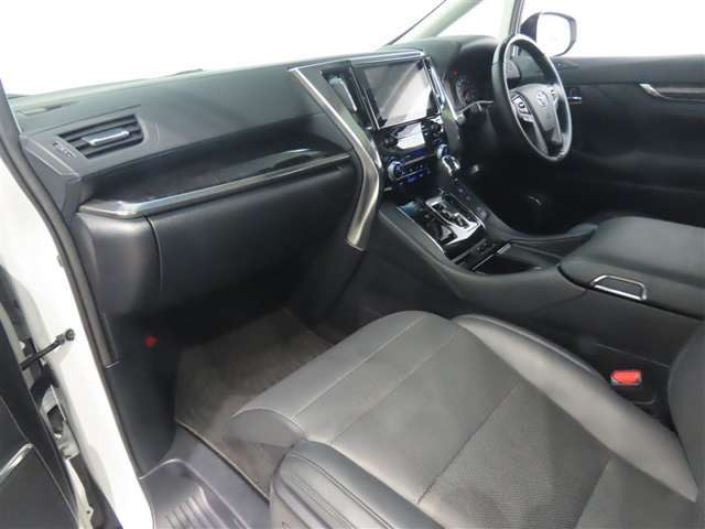 収納も便利で使いやすい。小物や大切な物をやさしく収納。カップホルダーの位置も使いやすいです♪