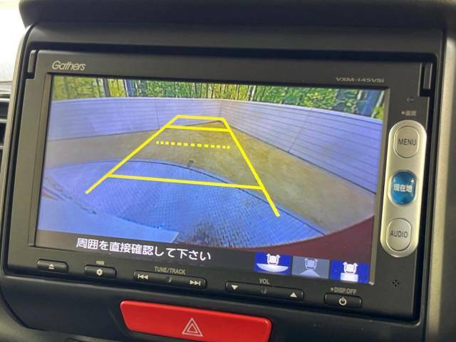 【バックカメラ】駐車時に後方がリアルタイム映像で確認できます。大型商業施設や立体駐車場での駐車時や、夜間のバック時に大活躍！運転スキルに関わらず、今や必須となった装備のひとつです！