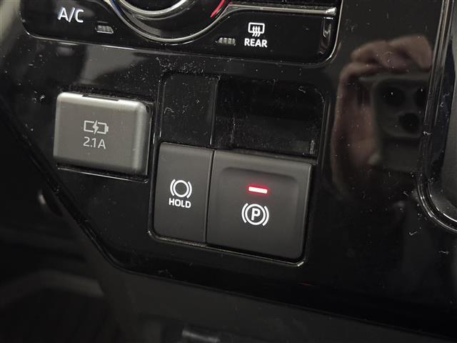 【電子パーキングブレーキ】指先ひとつでサイドブレーキの操作が可能です。信号待ちなどでブレーキペダルから足を離しても停止状態を保持する「ブレーキホールド機能」も搭載。