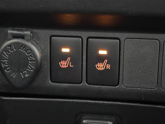 【シートヒーター】スイッチを入れると数十秒で座席が温かくなります。エアコンとは違い、身体と密着しているシートが温まるので、冬場には嬉しい装備です！