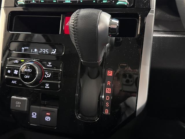 【シフトレバー】普段からよく触れるところなので肝心です。握りやすくて直感的な操作が可能なシンプルなシフトレバーになってます。