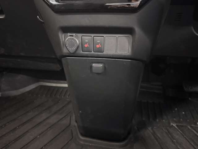 【DC12Vアクセサリーソケット】ここから各種カーアクセサリーの電源が取り出せます。ドライブレコーダーや、ケーブルを差し込めばスマートフォンが充電可能なUSBジャックの増設など、用途は様々です。