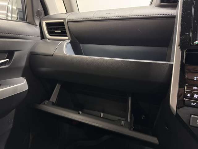 【グローブボックス】車検証、サングラスやCDなど小さい荷物が収納できるので車内を綺麗に整頓できますね。