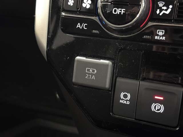 【充電用USBジャック】ついつい出先でスマホを使いすぎちゃった、そんなご経験はありませんか？ケーブルさえ持っていれば、車内でしっかり充電できちゃいますよ！