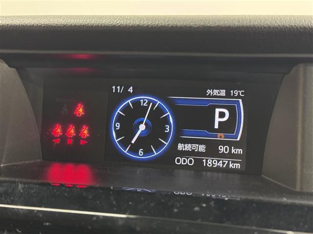 【マルチインフォメーションディスプレイ】クルマに関する様々な情報が表示されます。各種安全機能・装備のON/OFFもこのディスプレイを介して設定可能。